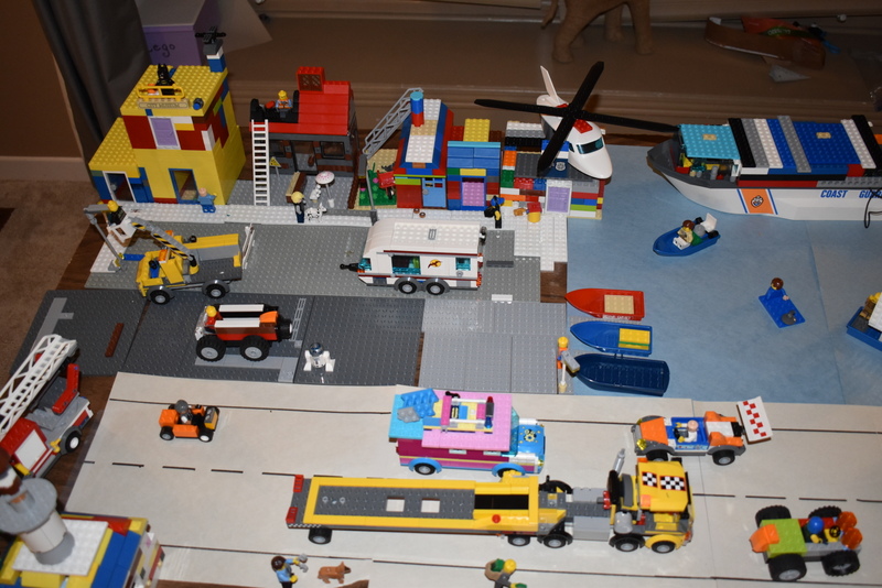 L’œuvre en LEGO® d’une famille, intitulée « Busy Town! » (Ville animée!)