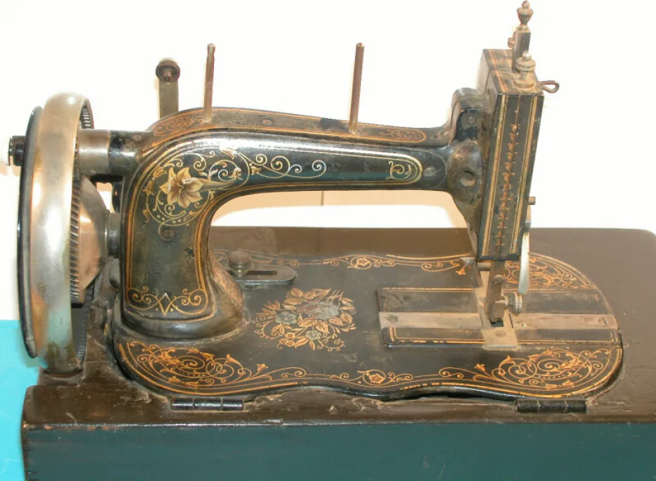 Vers 1890, les machines à coudre étaient fréquemment ornées de dorures et de transferts. 