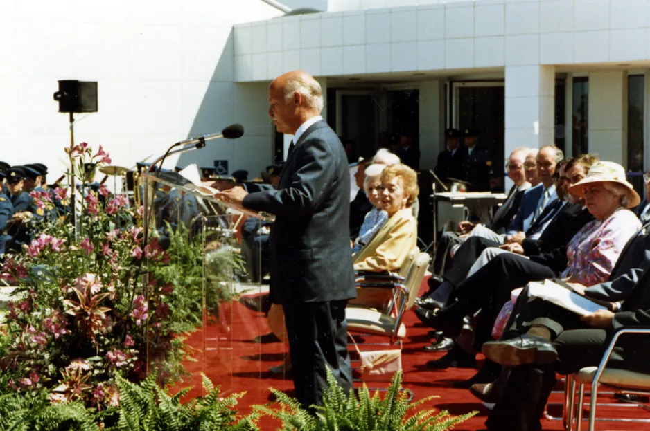 Le directeur du musée R.W. Bradford prononçant un discours lors de l’ouverture du Musée national de l’aviation le 17 juin 1988. 