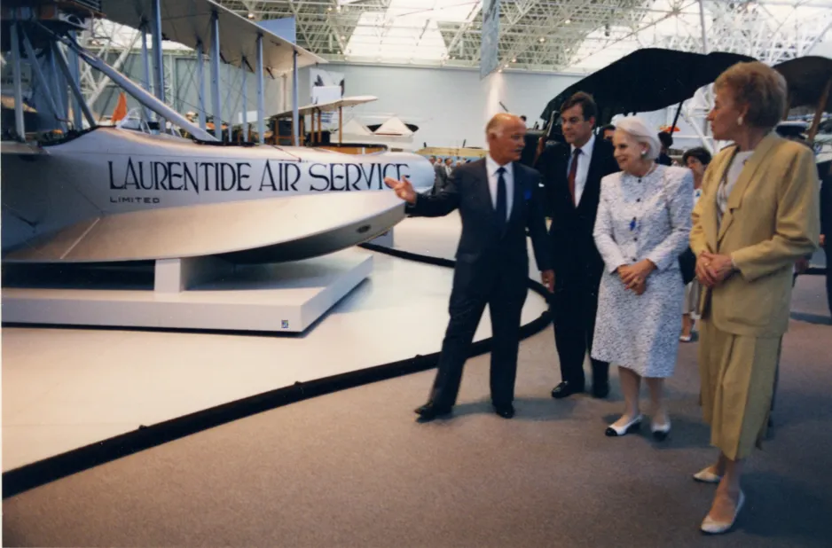 Le directeur du musée R.W. Bradford avec la très honorable Jeanne Sauvé, gouverneure générale du Canada, (deuxième à partir de la droite) et Flora MacDonald, ministre des Communications (à l’extrême droite) le jour de l’ouverture du Musée national de l’aviation le 17 juin 1988. 
