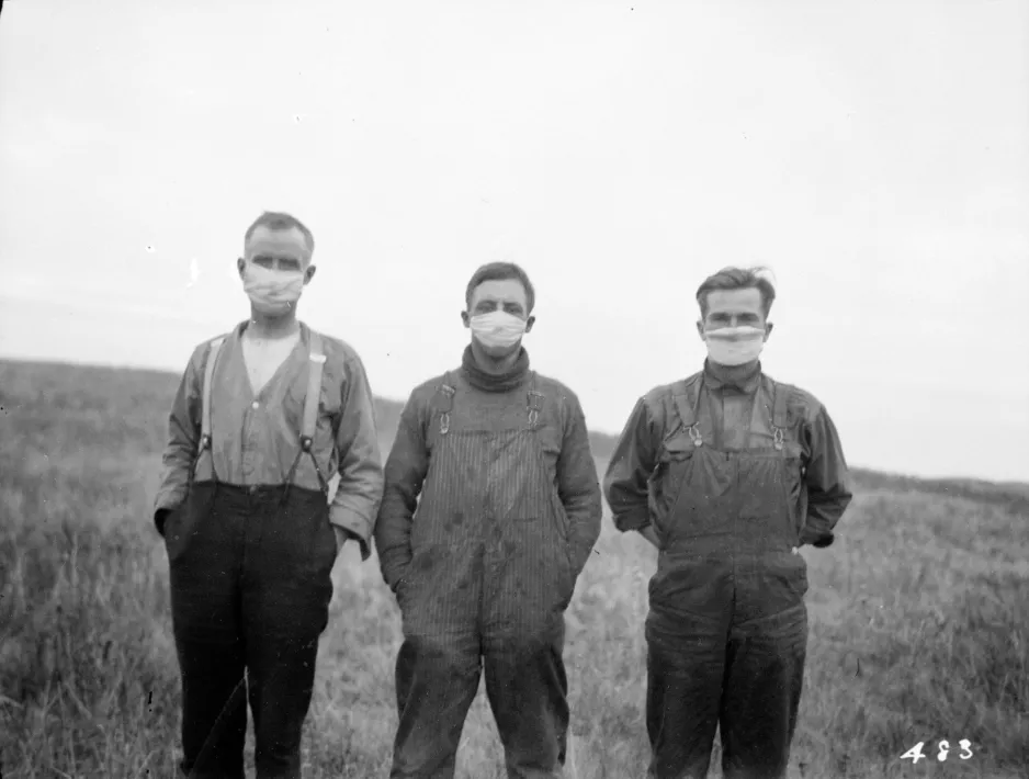 Des hommes en Alberta portant un masque