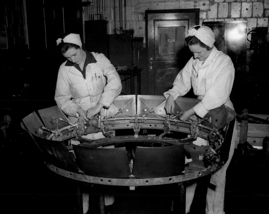 Assemblage des volets de capot dans les ateliers de Lignes aériennes Trans-Canada, à Winnipeg. De nombreuses femmes ont travaillé pour cette société pendant la Seconde Guerre mondiale à Winnipeg (Manitoba) au Canada; 1943.