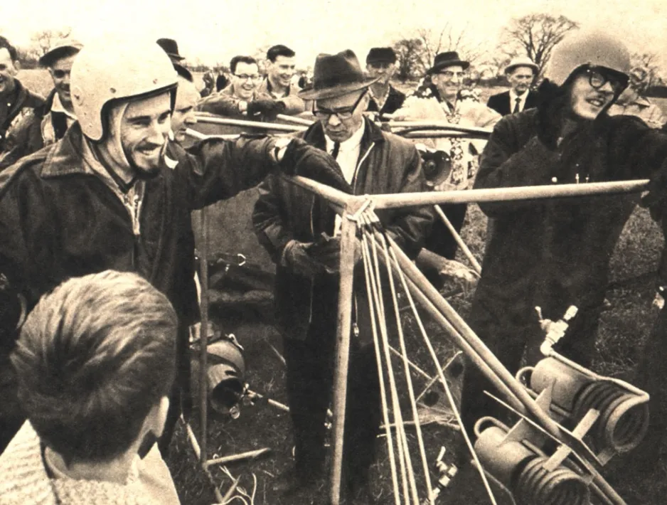 Stanley John Sheldrake, à gauche, et Kenneth Merritt. Les deux hommes portent un casque pour leur sécurité lorsqu’ils pilotent Spirit of Canada. Peter Calamai, « Lots of hot air and a high old time. » Canadian, 26 août 1967, 11.