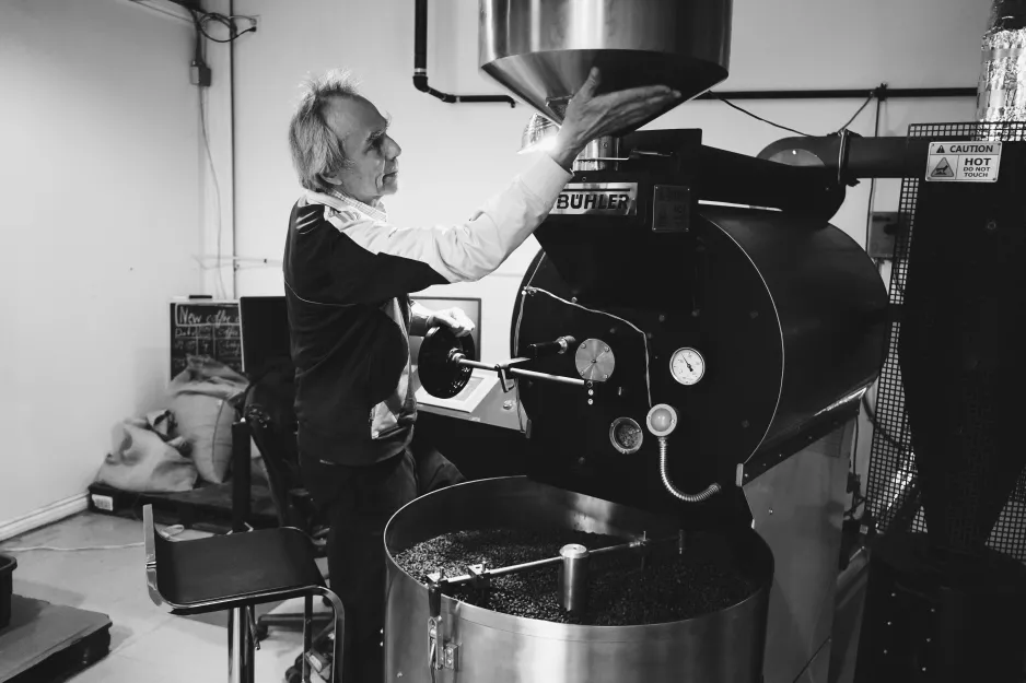 M. Langenbahn, Ph. D., est un spécialiste hors pair en matière de café. Du fruit du caféier à la fève, il connaît très bien tout le processus de production complexe.