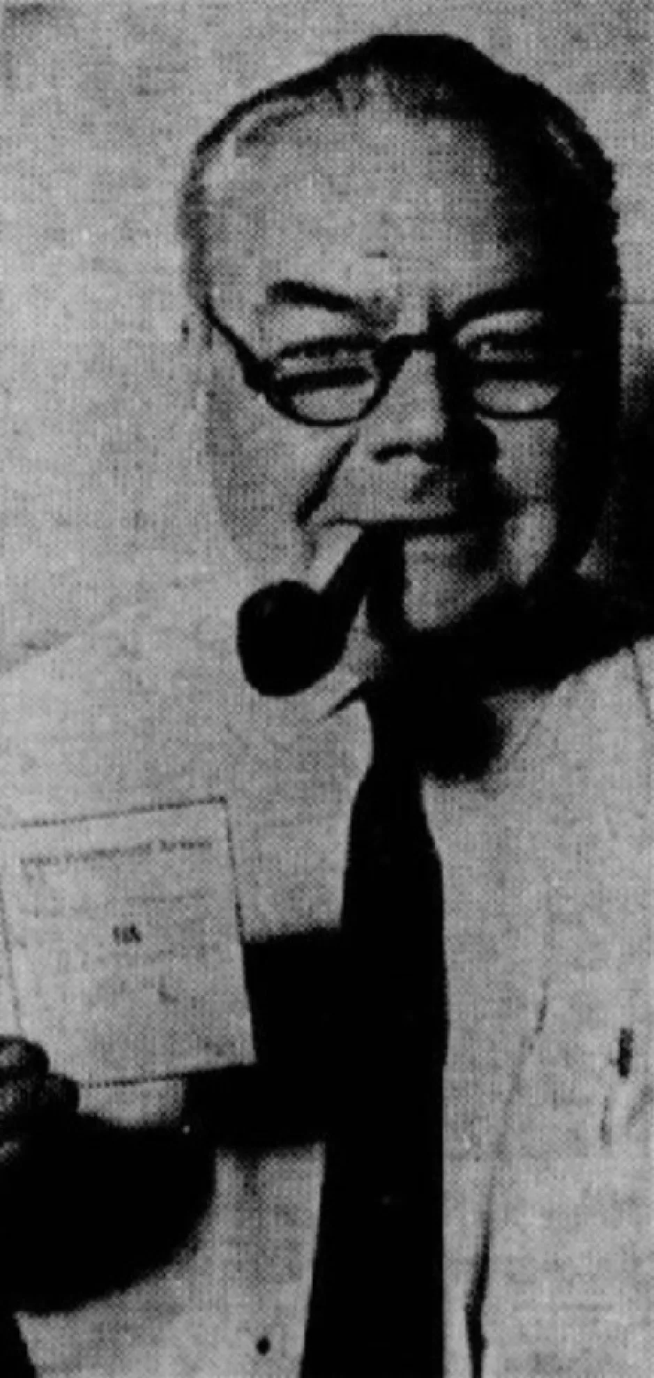 Arthur Prévost montrant sa réservation pour le premier voyage organisée vers la Lune. Arthur Prévost, “Sur la mer des Pluies sans… parapluie – Arthur Prévost a fait sa demande pour aller sur la Lune; c’est accepté…” Le Petit Journal, 25 May 1969, 7.