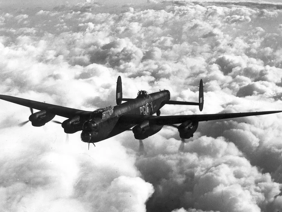 Un bombardier lourd Avro Lancaster de la 619e escadrille de l’armée de l’air britannique, vers 1944. Royal Air Force, via Wikipédia.