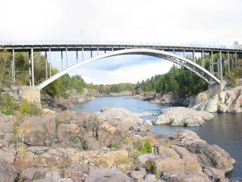 The aluminium bridge of Arvida / Saguenay, Québec. Wikimedia.