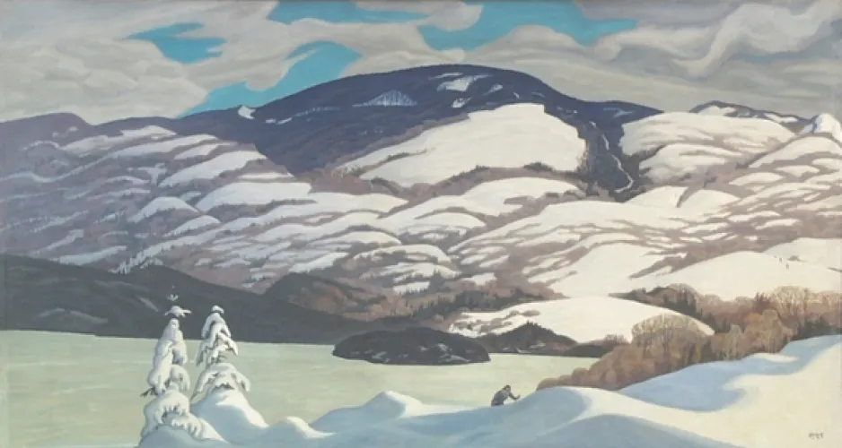 Une peinture aux tons délicats de bleus et de blancs représente un paysage de montagnes enneigées.