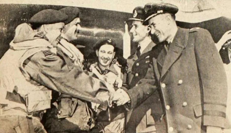 Le major d’aviation Arthur Edward Callard (Il est celui qui a une moustache.) et son équipage en train d’être accueillis en Amérique du Nord. Anon., “Ça et là par l’image.” Le Samedi, 21 avril 1951, 22.