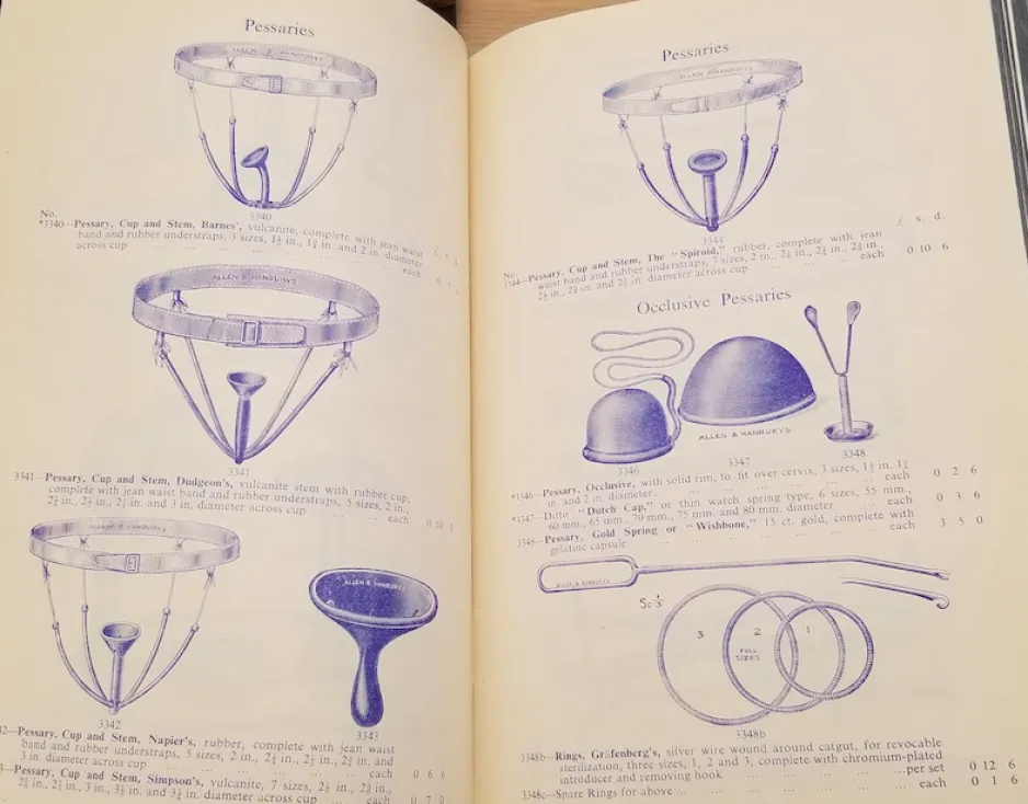 Deux pages côte à côte d’un livre contenant sept illustrations et des descriptions connexes de divers types de pessaires.