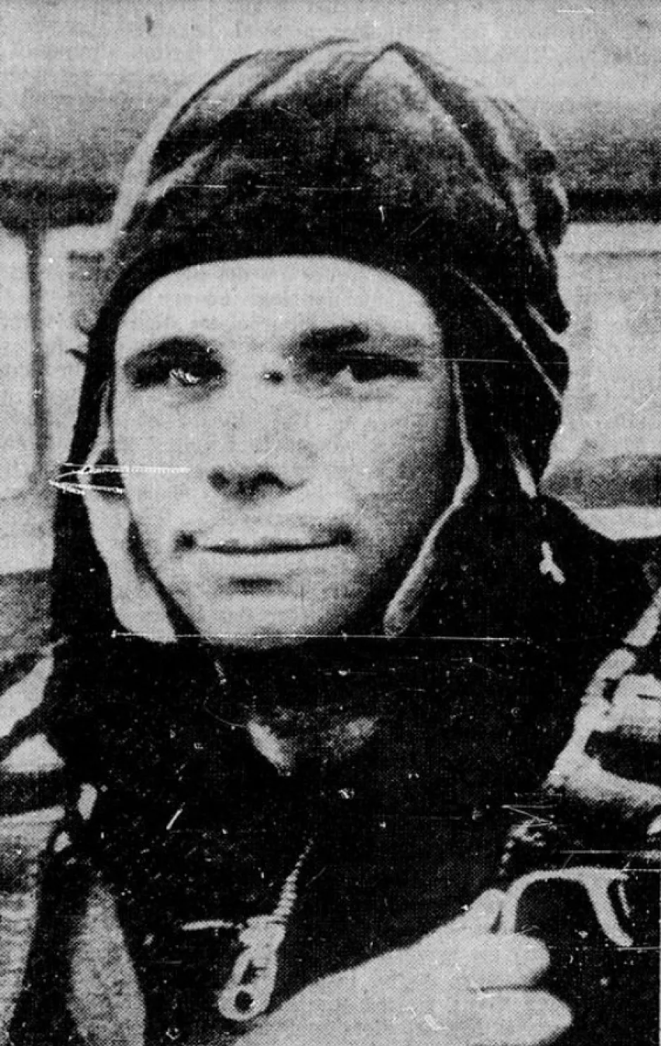 La photographie de Gagarine publiée en avril 1961 par de nombreux quotidiens occidentaux. Anon., « Un Russe ramené vivant d’un voyage cosmique. » La Presse, 12 avril 1961, dernière édition, 1.