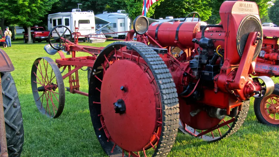 Un Moline Universal Tractor fabriqué vers 1918 au salon des moteurs à essence et tracteurs anciens qui s’est tenu à Dexter, Michigan, juin 2010. Ellenm1 via Wikimedia.