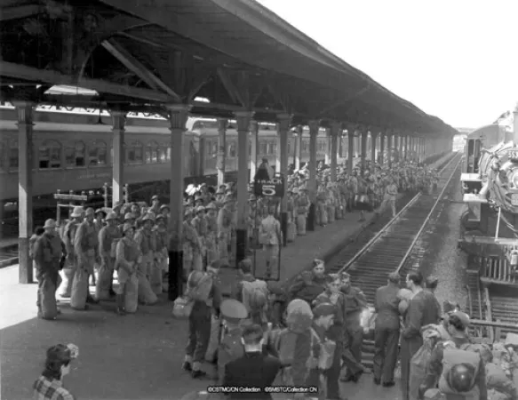 Troops waiting for train in Montréal, Québec, 1942.