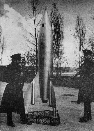 Le modèle de la fusée soviétique fabriqué pour le film français À pied, à cheval et en Spoutnik. Anon., « À la conquête de la lune… » Photo-Journal, du 23 au 30 août 1958, 8.