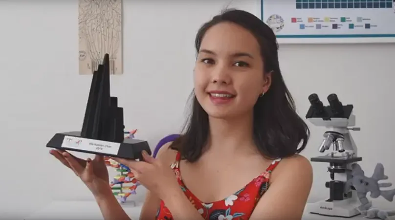 Jeune fille exhibant son prix Horizon STIAM, et microscope en arrière-plan.