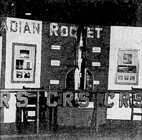 Modèle de fusée lunaire de la Canadian Rocket Society, Canadian National Exhibition, Toronto, Ontario, 1948. Anon., “Un groupe de Canadiens n’attend que des capitaux pour construire une fusée qui les mènera à la lune.” Photo-Journal, 3 février 1949, 44.