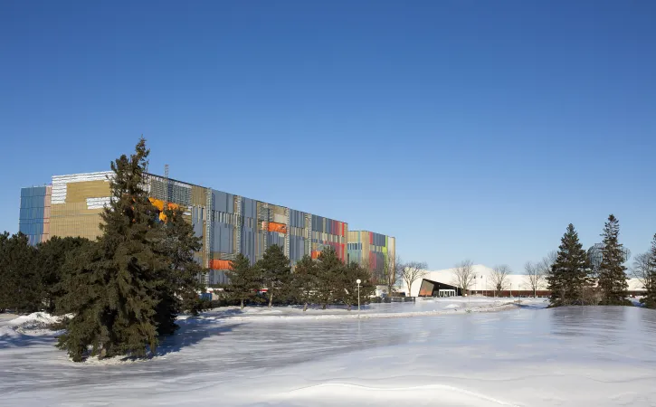 Le nouveau Centre de conservation des collections vu de l’extérieur dans un paysage enneigé.