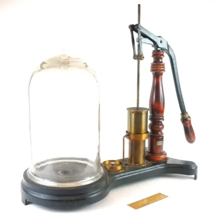 Pompe à vide, ca. 1900-1909, par Central Scientific Co. Laboratory Apparatus