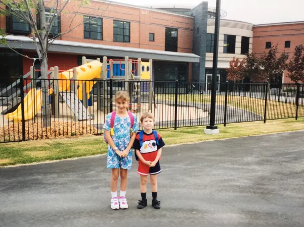 Nathaniel Whelan, élève de maternelle, et sa sœur aînée devant l’École publique Roberta Bondar.