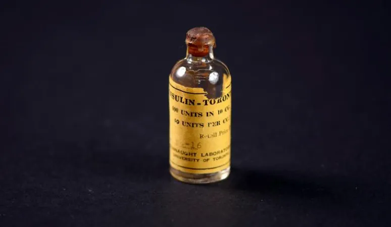 Flacon d’insuline rempli dans les laboratoires Connaught de l’Université de Toronto au cours des années 1930 Source: Tom Alföldi; Ingenium 2002.0764