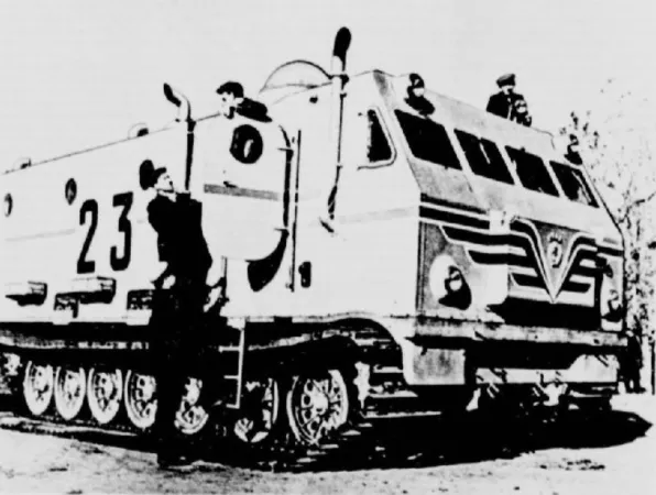 Un des 3 véhicules tous terrains Kharkovkiy Zavod Transportnogo Mashinostroyeniya imeni Malysheva Projet 404 utilisé par la 4e expédition antarctique soviétique de 1958-60. Anon., “Ça et là.” La Patrie du dimanche, 3 mai 1959, 12.