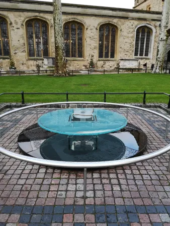 À la Tour verte, un monument commémoratif marque le lieu où Henri VIII a fait exécuter deux de ses épouses : Anne Boleyn et Catherine Howard. 
