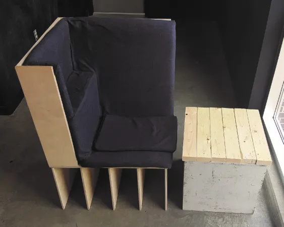 Un modèle d’une chaise et d’une table d’appoint d’apparence moderne