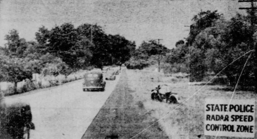 The road section monitored by the speed radar set of the Connecticut State Police, near Glastonbury, Connecticut. Anon., “L’actualité en images – Pièges à comboys.” La Patrie, 16 February 1949, 14.