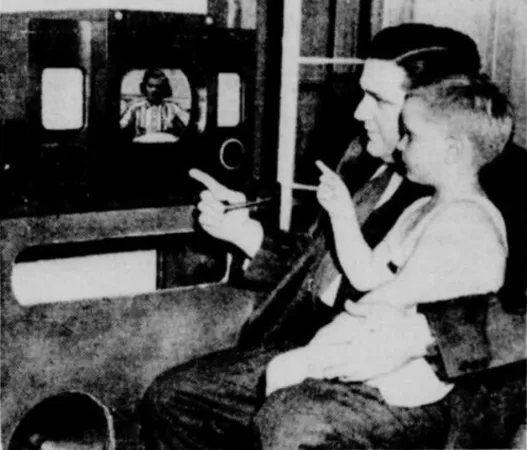 John D’Alton Woodlock avec un de ses fils, Peter Woodlock, devant le téléviseur familial, Iberville, Québec, été 1949. Arthur Prévost, « Dix ans avant CBFT – À Iberville, on a la TV depuis 14 ans!... » Le Petit Journal, 14 janvier 1962, A-49.