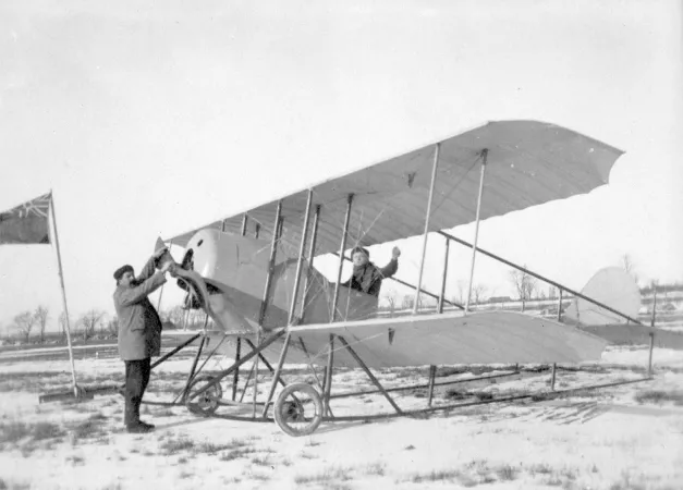 Le biplan (monoplace?) conçu par Canadian Aircraft Works (Incorporated? Limited? Registered?) de Montréal / Coteau Rouge, Québec, janvier 1915. Gustave Pollien peut se trouver aux commandes. MAEC, 1134.