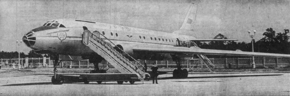 L’avion de ligne à réaction Tupolev Tu-104 exploité par Aeroflot qui participe au spectacle aérien du Centenaire de la Colombie-Britannique, Aéroport d’Uplands, Ottawa, Ontario. Don Brown, « Aerial Display Ready. » The Ottawa Citizen, 13 juin 1958, 39.