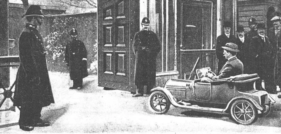 Une Cadillac lilliputienne qui pourrait être celle mentionnée dans le titre de cet article, 1912-13. Anon., « La plus petite voiturette automobile au monde. » La Science et la Vie, août 1913, 275.