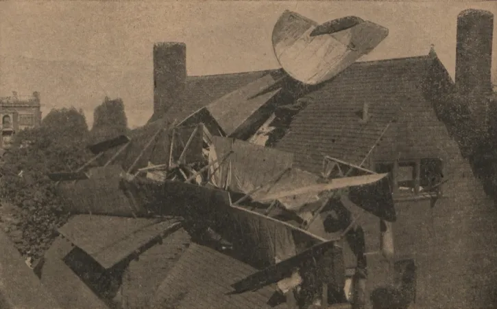 Les restes de l’hydravion à coque Hoffar H-2 après son écrasement sur le toit de la maison d’un médecin des oreilles, des yeux et du nez, Vancouver, Colombie-Britannique. Anon., « From Hantsport to Vancouver. » Canadian Courier, 28 septembre 1918, 12.