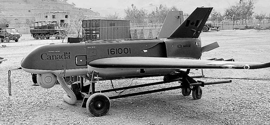 Le premier aéronef sans pilote tactique SAGEM CU-161 Sperwer exploité par les Forces canadiennes, près de Kaboul, Afghanistan, novembre 2003. Anon., « Drones canadiens utilisés en Afghanistan ». La Presse, 19 mars 2006, A 5.
