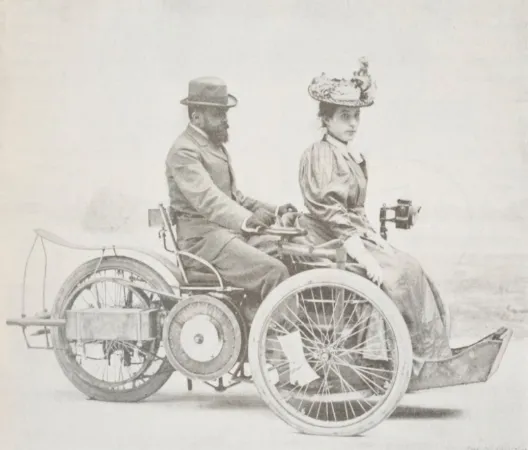 Léon Auguste Antoine Bollée and a young woman aboard a typical Bollée Voiturette, circa 1896. Max de Nansouty, Chemins de fer – Automobiles (Merveilles de la Science, 5) (Paris: Ancienne Librairie Furne, 1913), 43.