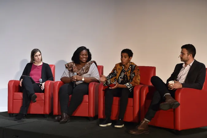 Les 4 présenteurs (Michelle Campbell Mekarski (modératrice), Nadia Koukoui (Watergeeks.io),  Isabelle Fotsing (Watergeeks.io), et Mostafa Farrokhabadi (Bluwave.AI)) sont assis sur la scène.
