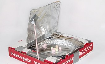 Four solaire fait en boîte de pizza 