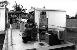 Un scientifique au bâtiment de la lunette photographique zénithale (PZT), vers 1963.