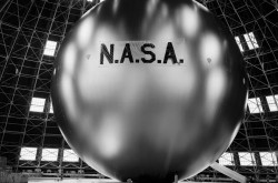 Le satellite-ballon Echo 1A au cours d’un essai de gonflement, 1960. National Aeronautics and Space Administration.