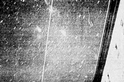Le satellite-ballon Echo 1A filant dans le ciel, au-dessus de l’École normale de Chicoutimi, Chicoutimi, Québec. Dominique Lapointe, « Une visite qui nous est devenue familière – L’Écho 1 continue à se promener tous les soirs sur notre région. » Le Progrès du Saguenay, 27 août 1960, 7.
