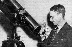 L’ingénieur et astronome amateur canadien James Hargreaves avec un instrument qu’il a fabriqué lui-même. Jean Taillefer, « Un voyage de 180 jours au Soudan, en Afrique; une expérience astronomique de 180 secondes. » Le Droit, 16 juin 1951, 13.