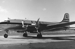 Un Canadair North Star de British Overseas Airways Corporation, London Airport, Heathrow, Angleterre, septembre 1954. Wikimédia.