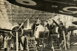 Un Bristol Bolingbroke de reconnaissance côtière destiné à l’Aviation royale du Canada en cours de montage dans l’usine de Fairchild Aircraft Limited, Longueuil, Québec, 1941. Anon., « Les C.F. et la R.C.A.F. » Le Samedi, 18 octobre 1941, (c).