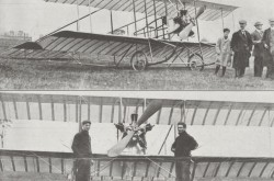 Le biplan fabriqué par Ernest Anctil (à gauche dans la photographie du bas) et Gustave Pollien, Cartierville, Québec. Anon., « The first Montreal-made biplane. » The Standard, 5 octobre 1912, 4.