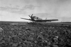 L’avion de brousse Junkers Ju 52 immatriculé CF-ARM de Canadian Airways Limited de Montréal, Québec, en réparation, Arviat, Nunavut (Eskimo Point, Territoires du Nord-Ouest), septembre 1932. MAEC, 1208.