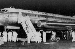 L’avion de ligne à réaction Tupolev Tu-104 exploité par Aeroflot qui participe au spectacle aérien du Centenaire de la Colombie-Britannique, tenu à l’Aéroport international de Vancouver, Richmond, Colombie-Britannique. Anon., « –. » The Sunday Sun, 14 juin 1958, 25.