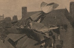 Les restes de l’hydravion à coque Hoffar H-2 après son écrasement sur le toit de la maison d’un médecin des oreilles, des yeux et du nez, Vancouver, Colombie-Britannique. Anon., « From Hantsport to Vancouver. » Canadian Courier, 28 septembre 1918, 12.