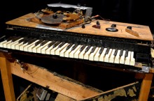 Vue rapprochée de la saqueboute électronique, un ancien synthétiseur, montrant le clavier à 49 touches et les commandes sur le dessus de l’instrument.
