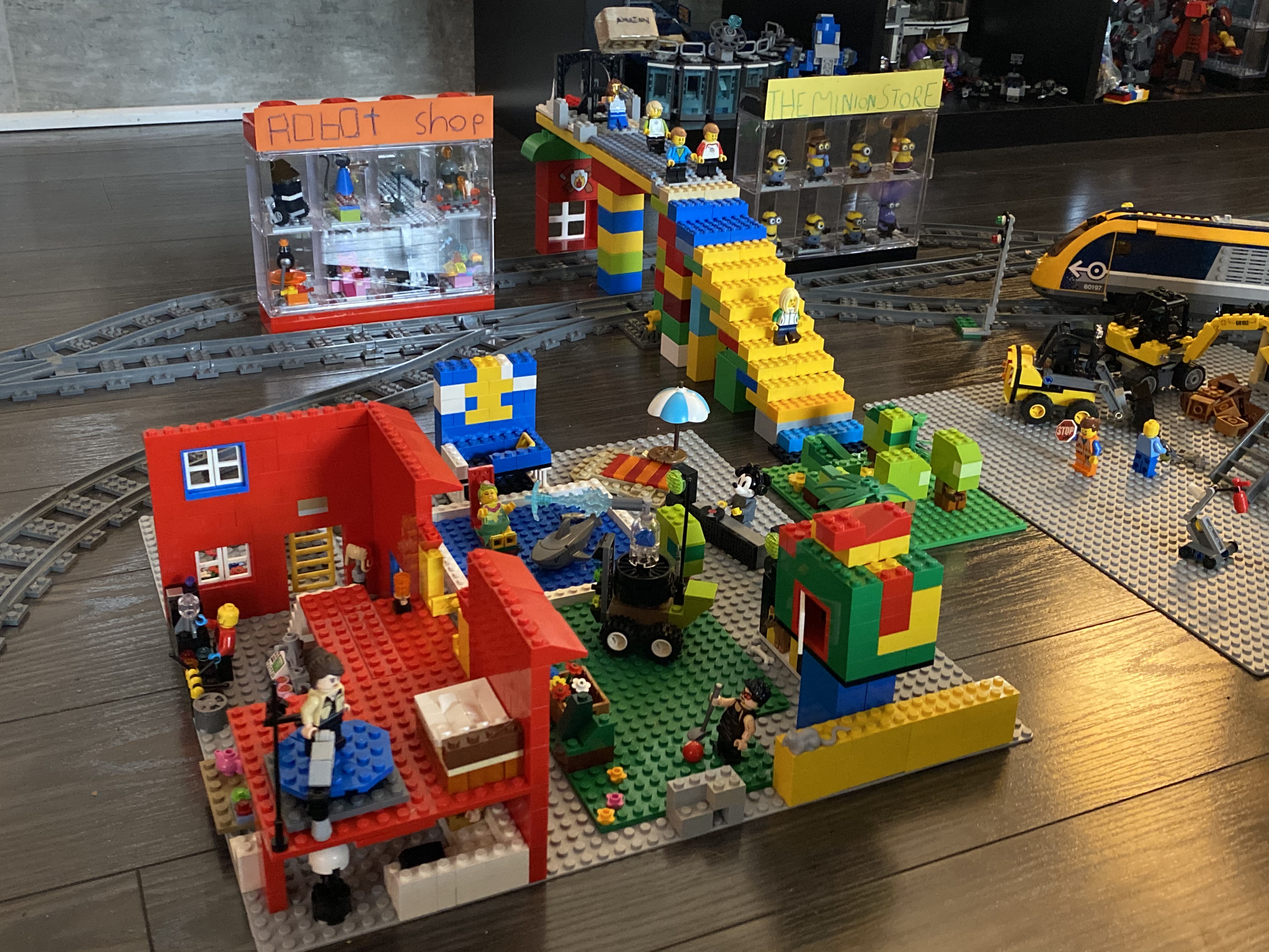 L’œuvre en LEGO® d’une famille, intitulée « Liam and Cohen’s Vision of Canada in 2053 » (La vision de Liam et de Cohen pour le Canada en 2053), est posée sur le plancher.