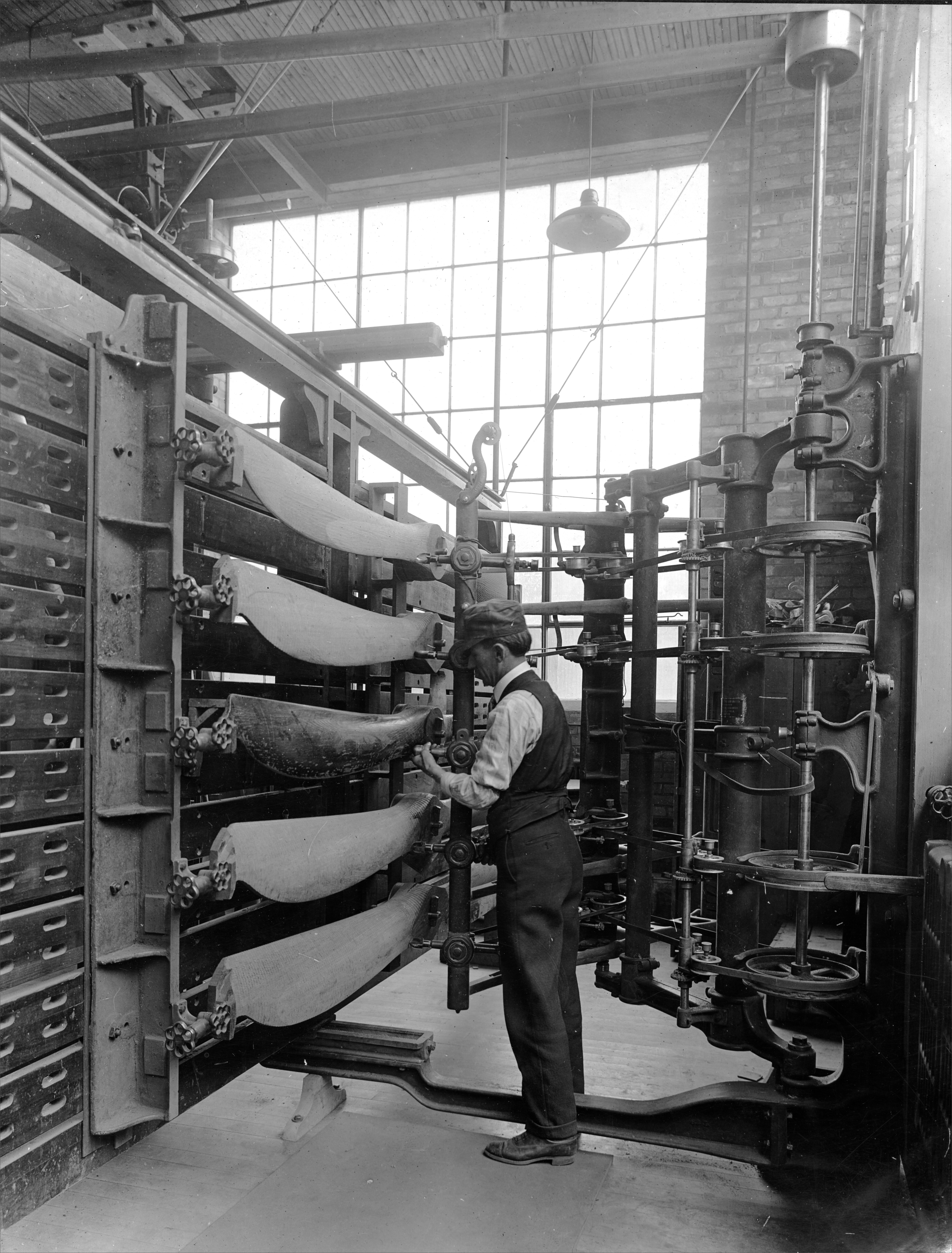Making JN-4 propellers on a specialized machine. This tool could carve four propellers in less than 30 minutes, 1918.